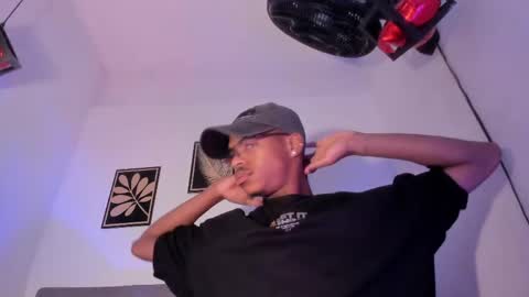 criss_zuri online show from May 1, 12:43 pm
