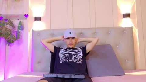 Snapshot of cristal_antoni chatting on February 20, 7:43 am cristal_antoni online show from February 20, 7:43 am