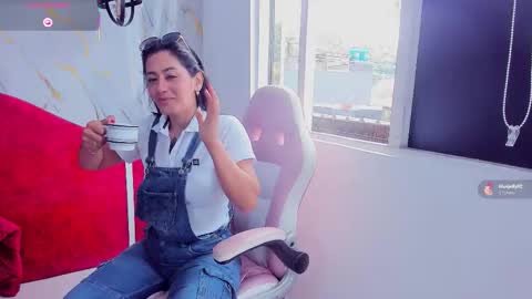 Snapshot of cristal_crossfit chatting on January 18, 6:23 pm Cristal online show from January 18, 6:23 pm