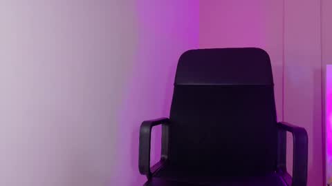 Snapshot of cristalcornner_ chatting on October 17, 7:49 pm Nicole Connection time 220pm-910pmCol online show from October 17, 7:49 pm