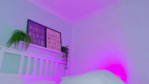 Nicole  Connection time 220pm-910pmCol online show from November 12, 8:30 pm