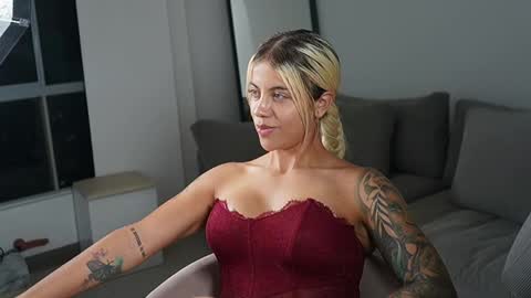Snapshot of cristalhill chatting on April 25, 2:58 am Laura online show from April 25, 2:58 am
