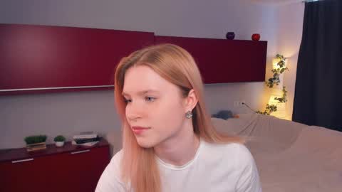 Snapshot of cristasires chatting on April 1, 12:06 pm Cristas online show from April 1, 12:06 pm