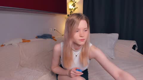 Snapshot of cristasires chatting on April 4, 7:28 am Cristas online show from April 4, 7:28 am