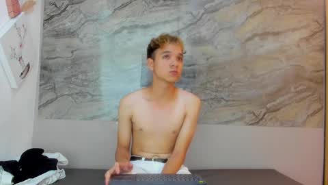 Snapshot of cristhian_cody chatting on October 4, 3:32 pm Cristhian online show from October 4, 3:32 pm