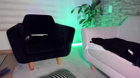 Snapshot of cristina_fernando chatting on December 4, 3:48 am soycriss online show from December 4, 3:48 am