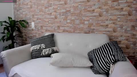 Snapshot of cristina_fernando chatting on December 13, 8:04 pm soycriss online show from December 13, 8:04 pm