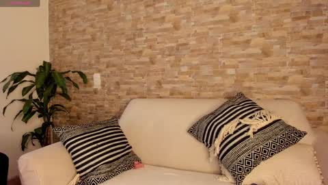Snapshot of cristina_fernando chatting on December 23, 10:44 pm soycriss online show from December 23, 10:44 pm