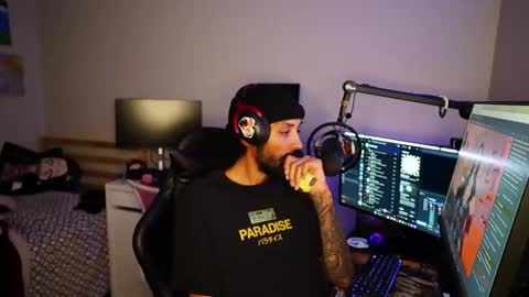 Snapshot of croxfox chatting on April 4, 7:28 am croxfoxden online show from April 4, 7:28 am