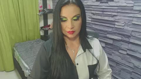 cruela_deviil online show from December 6, 9:46 pm