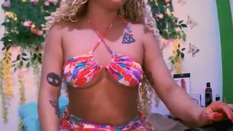 Snapshot of crysrus chatting on November 11, 11:49 pm crysrus online show from November 11, 11:49 pm