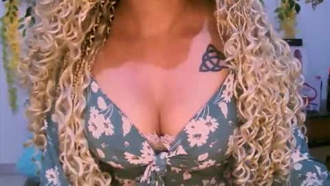 Snapshot of crysrus chatting on November 19, 1:05 am crysrus online show from November 19, 1:05 am