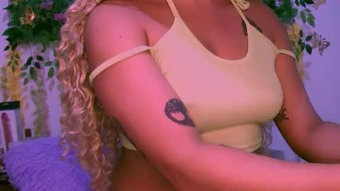 Snapshot of crysrus chatting on December 19, 1:23 am crysrus online show from December 19, 1:23 am