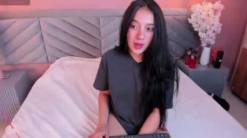 crystal_collinss_ online show from February 8, 12:06 pm