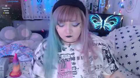 Snapshot of crystal_galaxy chatting on February 17, 8:09 am online show from February 17, 8:09 am