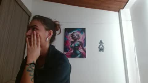 Snapshot of crystal_starx chatting on May 30, 6:05 pm Crystal Blaze online show from May 30, 6:05 pm