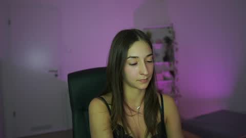 Snapshot of crystalbrunette18 chatting on April 8, 6:19 pm Crystalbrunette18 online show from April 8, 6:19 pm