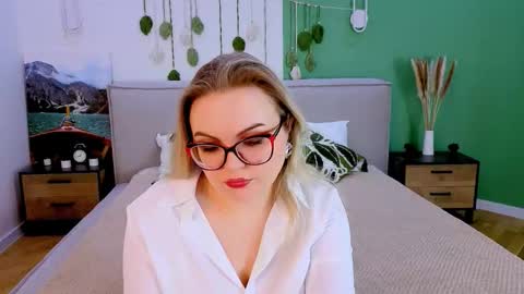 Snapshot of crystalcurtis chatting on February 1, 5:39 am Crystal online show from February 1, 5:39 am