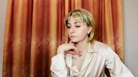 Snapshot of crystalfever_ chatting on May 18, 8:25 pm Mary online show from May 18, 8:25 pm