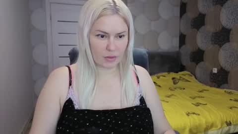 Snapshot of crystalleyessq chatting on October 26, 3:01 am CrystallEyessq online show from October 26, 3:01 am