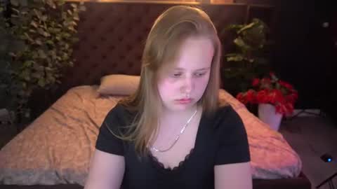 crystallpaws_ online show from June 24, 5:39 am