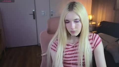 Snapshot of crystaltempt_ chatting on April 30, 3:29 pm crystaltempt_ online show from April 30, 3:29 pm