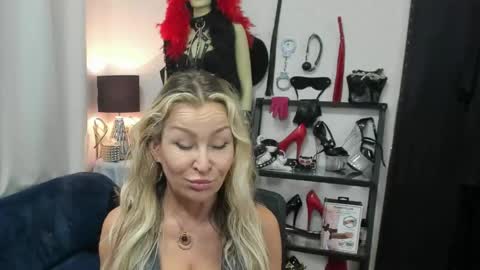 CrystalHotty online show from May 15, 6:20 am