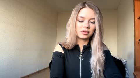 Snapshot of crystarouillard chatting on April 5, 7:49 am Jesi online show from April 5, 7:49 am