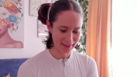Leonela online show from May 13, 4:15 pm