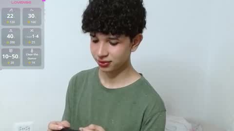 Snapshot of cuddly_twinkie chatting on September 27, 10:15 pm Cuddly online show from September 27, 10:15 pm