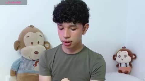 Snapshot of cuddly_twinkie chatting on October 27, 7:07 pm Cuddly online show from October 27, 7:07 pm