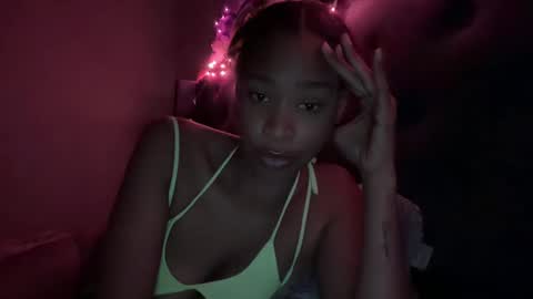 Snapshot of cum2charmxx chatting on October 8, 10:57 am cum2charmxx online show from October 8, 10:57 am