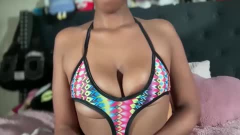 Snapshot of cum2charmxx chatting on January 6, 1:53 am cum2charmxx online show from January 6, 1:53 am