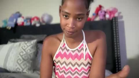 Snapshot of cum2charmxx chatting on May 20, 12:22 pm cum2charmxx online show from May 20, 12:22 pm