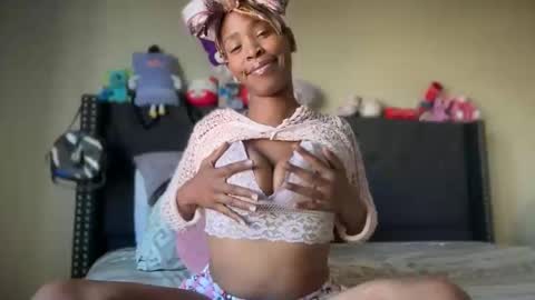 Snapshot of cum2charmxx chatting on May 27, 1:24 am cum2charmxx online show from May 27, 1:24 am
