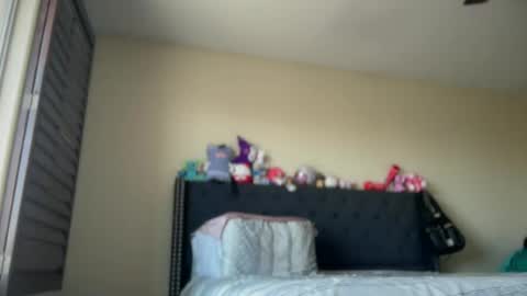 Snapshot of cum2charmxx chatting on July 16, 5:19 pm cum2charmxx online show from July 16, 5:19 pm