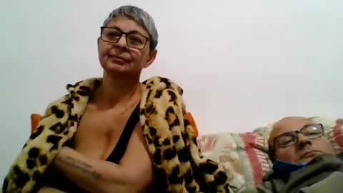Snapshot of cuplu4346529860 chatting on December 15, 7:42 pm couple online show from December 15, 7:42 pm