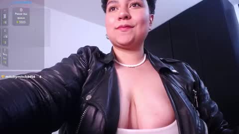 Snapshot of curly_cam_queen chatting on December 12, 4:59 am Bruna online show from December 12, 4:59 am