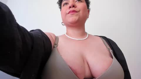 Snapshot of curly_cam_queen chatting on February 9, 7:41 pm Bruna online show from February 9, 7:41 pm
