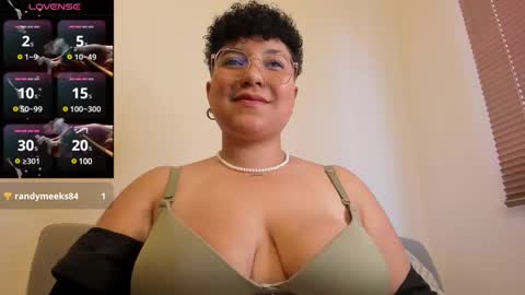 Snapshot of curly_cam_queen chatting on March 3, 9:05 pm Bruna online show from March 3, 9:05 pm