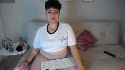 Snapshot of curly_cam_queen chatting on September 27, 2:27 am Bruna online show from September 27, 2:27 am