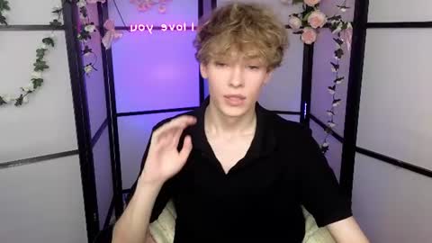 curly_twinkboy online show from July 18, 8:45 pm