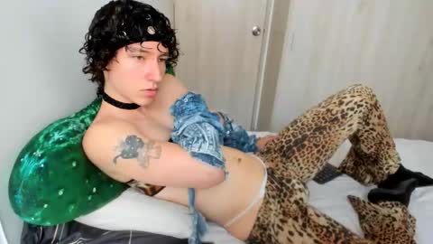 Snapshot of curlyytwink chatting on May 13, 2:47 pm Noah online show from May 13, 2:47 pm