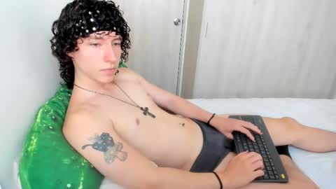 Snapshot of curlyytwink chatting on May 15, 2:57 pm Noah online show from May 15, 2:57 pm