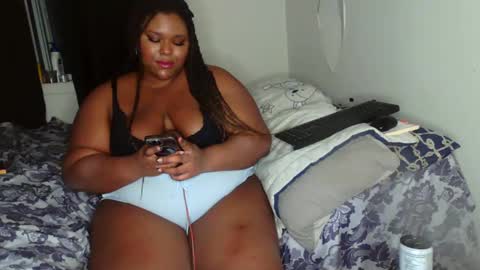 Snapshot of curvybcelinemixe chatting on December 13, 4:54 am Cline online show from December 13, 4:54 am