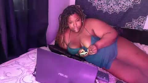 Snapshot of curvybcelinemixe chatting on February 16, 9:59 pm Cline online show from February 16, 9:59 pm