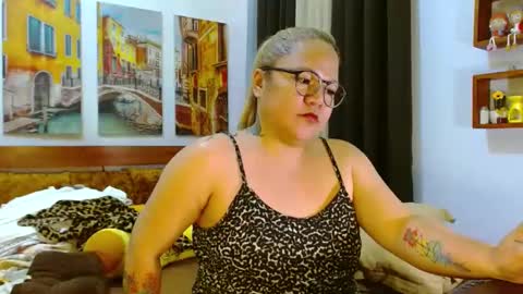 Snapshot of curvycherry4u chatting on January 12, 7:32 am C H E R R Y online show from January 12, 7:32 am