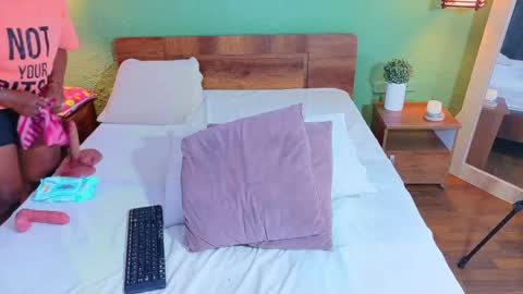 Snapshot of curvyebonyy_ chatting on April 19, 1:21 pm Danna online show from April 19, 1:21 pm