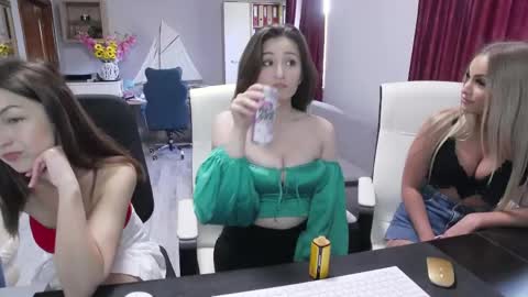  and follow twittercute00kiara2 online show from May 21, 6:53 am