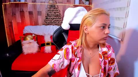 Snapshot of cute_elii chatting on December 9, 12:45 am Independent Model online show from December 9, 12:45 am
